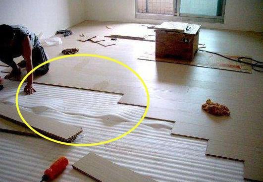 瓷砖鼓起来了直接上面铺木地板,地砖上直接铺木地板的坏处