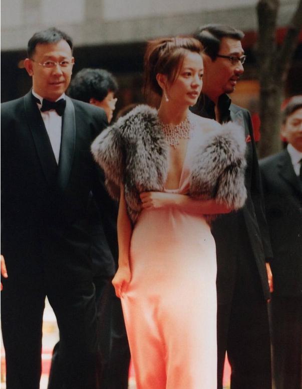 日本看中国女明星红毯,国内03年的女明星