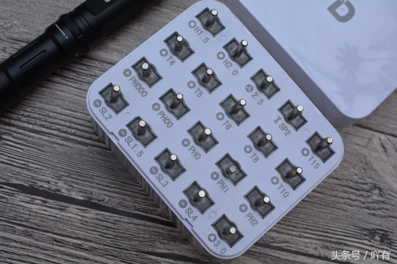 不用螺丝刀如何取下手机的螺丝,不用螺丝刀怎么拆卸手机螺丝