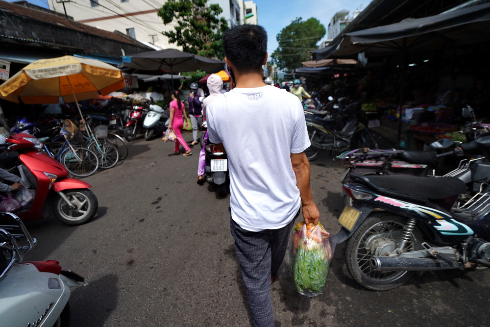 他来越南发展三年，娶妻生子买地，但在儿子的国籍上犯难
