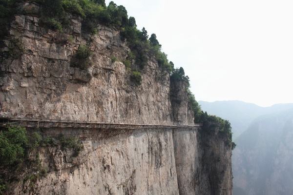 惊险刺激的炸裂玻璃栈道,吓尿玻璃桥视频