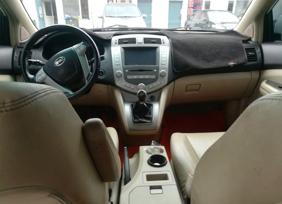 新车落地价9.5万,现在仅标价5万,无钥匙进入,后排放倒能当床