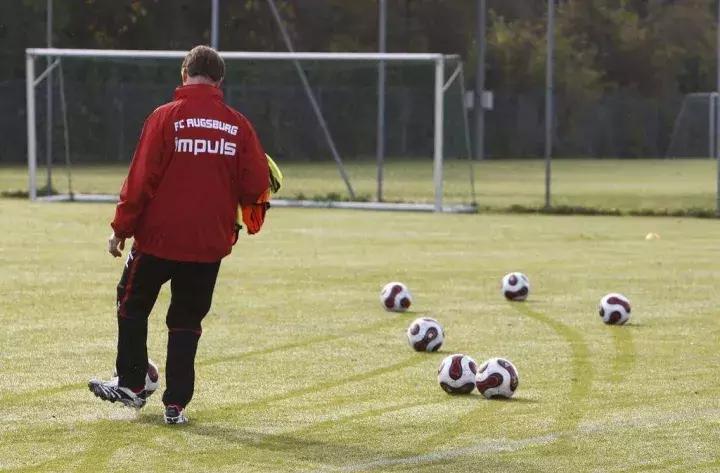 踢足球是需要练的基本功,踢足球的几个优势