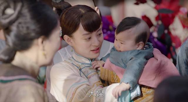 那年花开吴泽出事了，周莹有儿子了，这儿子的来历早有暗示了