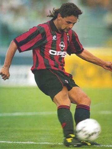 他是足坛的“神雕大侠”他让7080两代球迷如痴如醉