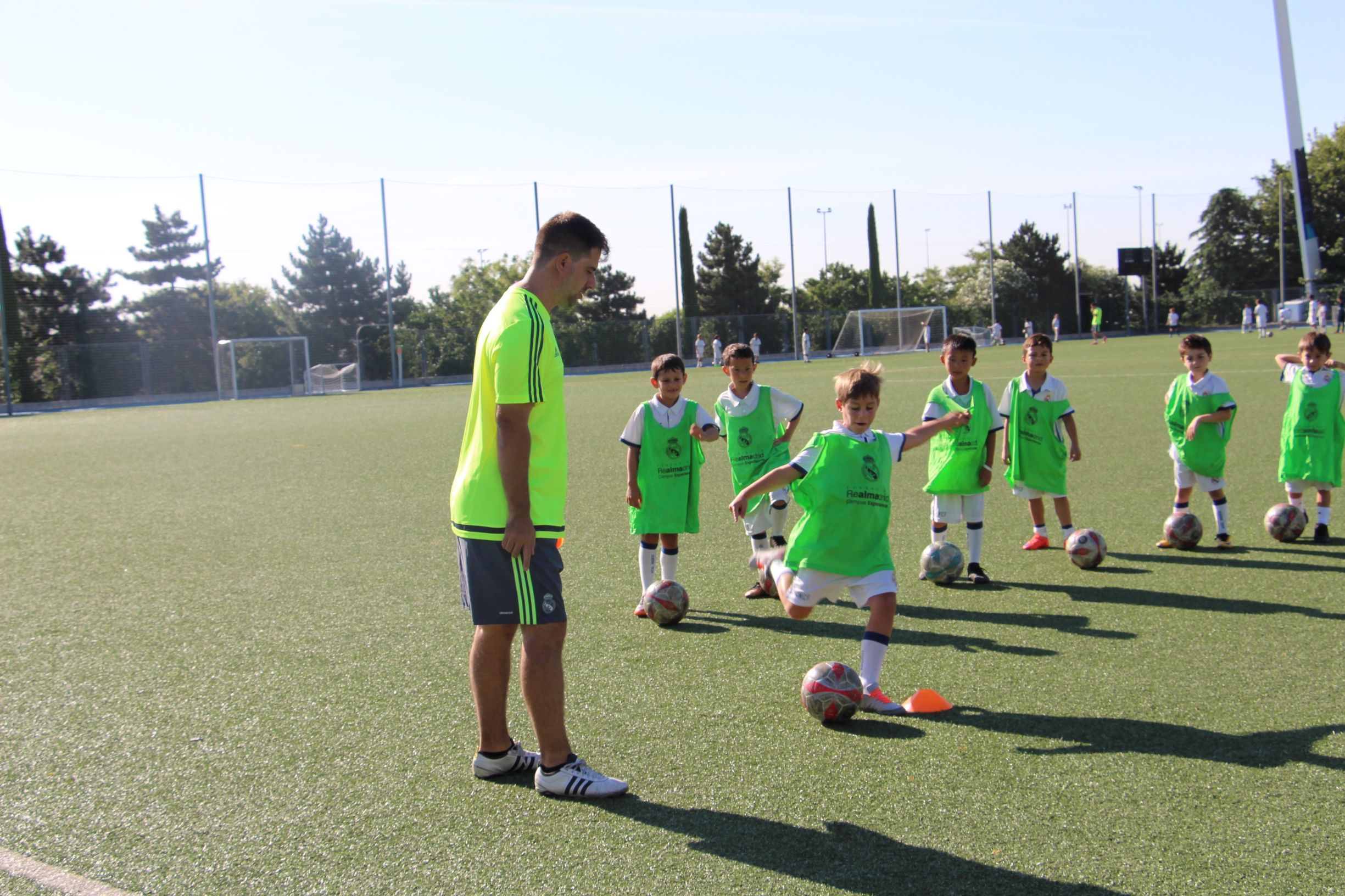 孩子几岁开始踢足球比较好,小孩子几岁开始学足球比较合适