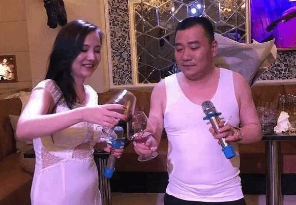 曾一夜爆红的干露露，被爆出做起了KTV公主还陪网友喝酒？