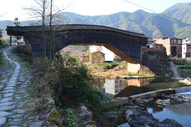 廊桥水乡，被誉为“桥的博物馆”，具有一定的*物文**研究价值！