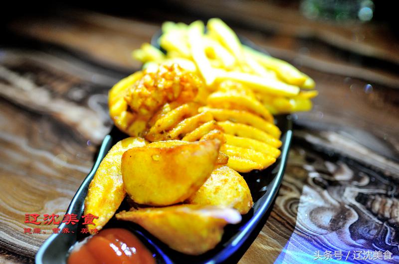 这间酒吧在咖啡馆里，KTV藏在台球厅里，麻将室在咖啡厅上面