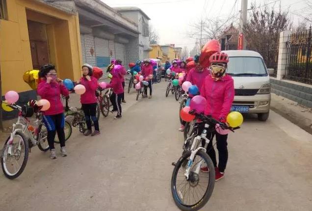 东阿小伙结婚,淮南小伙骑自行车接亲