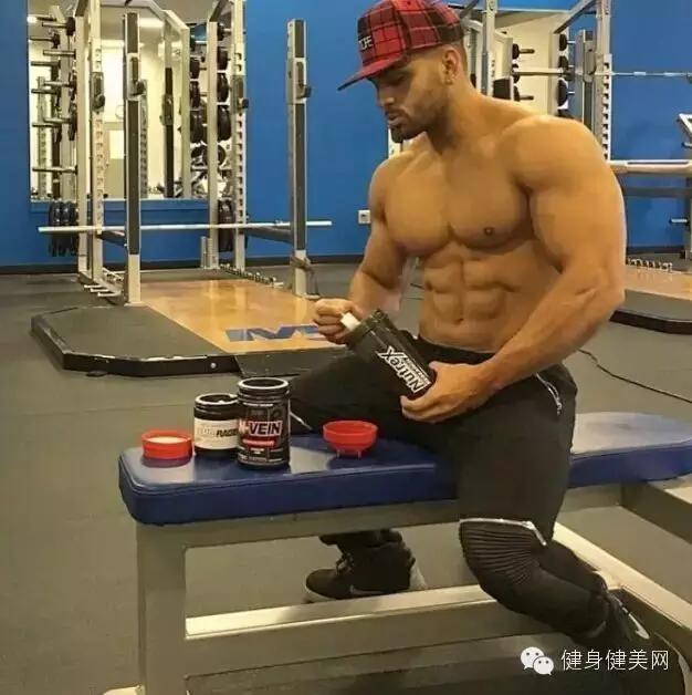 光头络腮胡肌肉男人,肌肉最猛而且非常帅的肌肉男