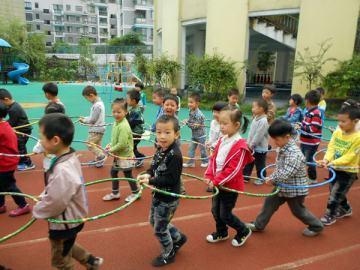 幼儿园自制体育器械有哪些,幼儿园自制户外体育器械手脚并用