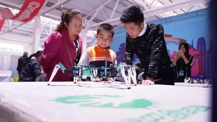 西安这个欢造节结束了熊孩子们还没有玩够