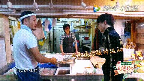 薛之谦美食告白记机场眼神,薛之谦美食告白记强颜欢笑