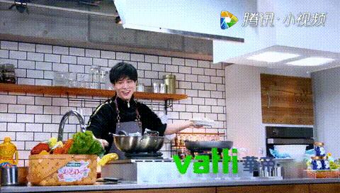 薛之谦美食告白记机场眼神,薛之谦美食告白记强颜欢笑