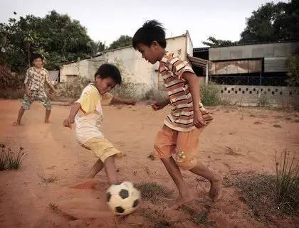 跑火车遇到的怪事,奇葩足球场