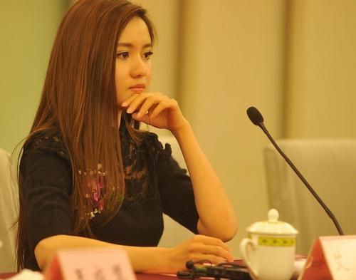 美女足球老板誓言投亿元两年冲超战亚冠，无奈球队半年就欠薪解散