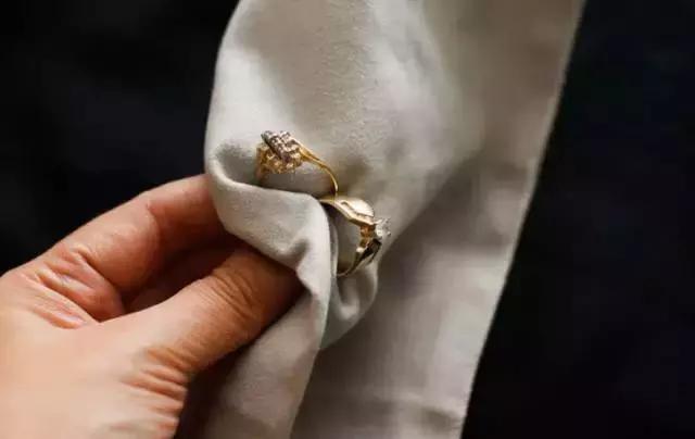 首饰脏了在家怎样清洗,首饰脏了怎么来清洗