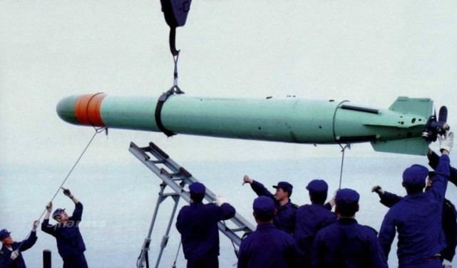 中国渔民打捞鱼雷好笑视频,江苏渔民捞获水下可疑装置上缴