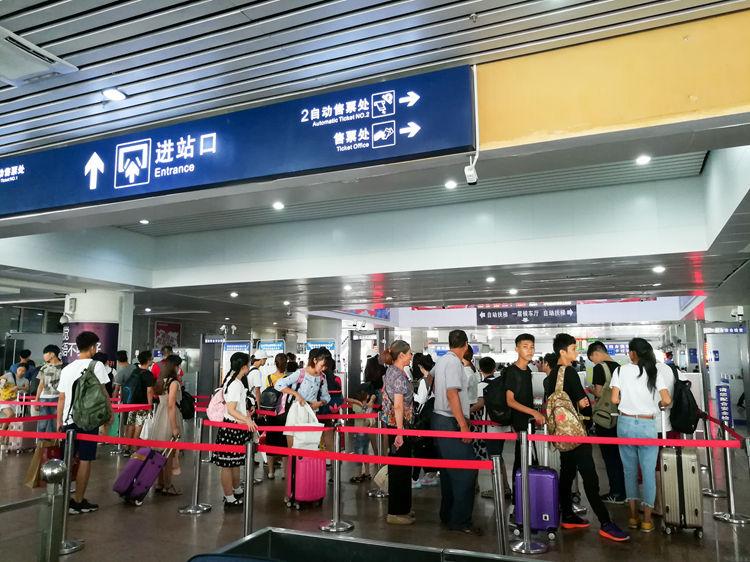 国庆最后一天的北海车站，火车站挤死人，汽车站空寥寥