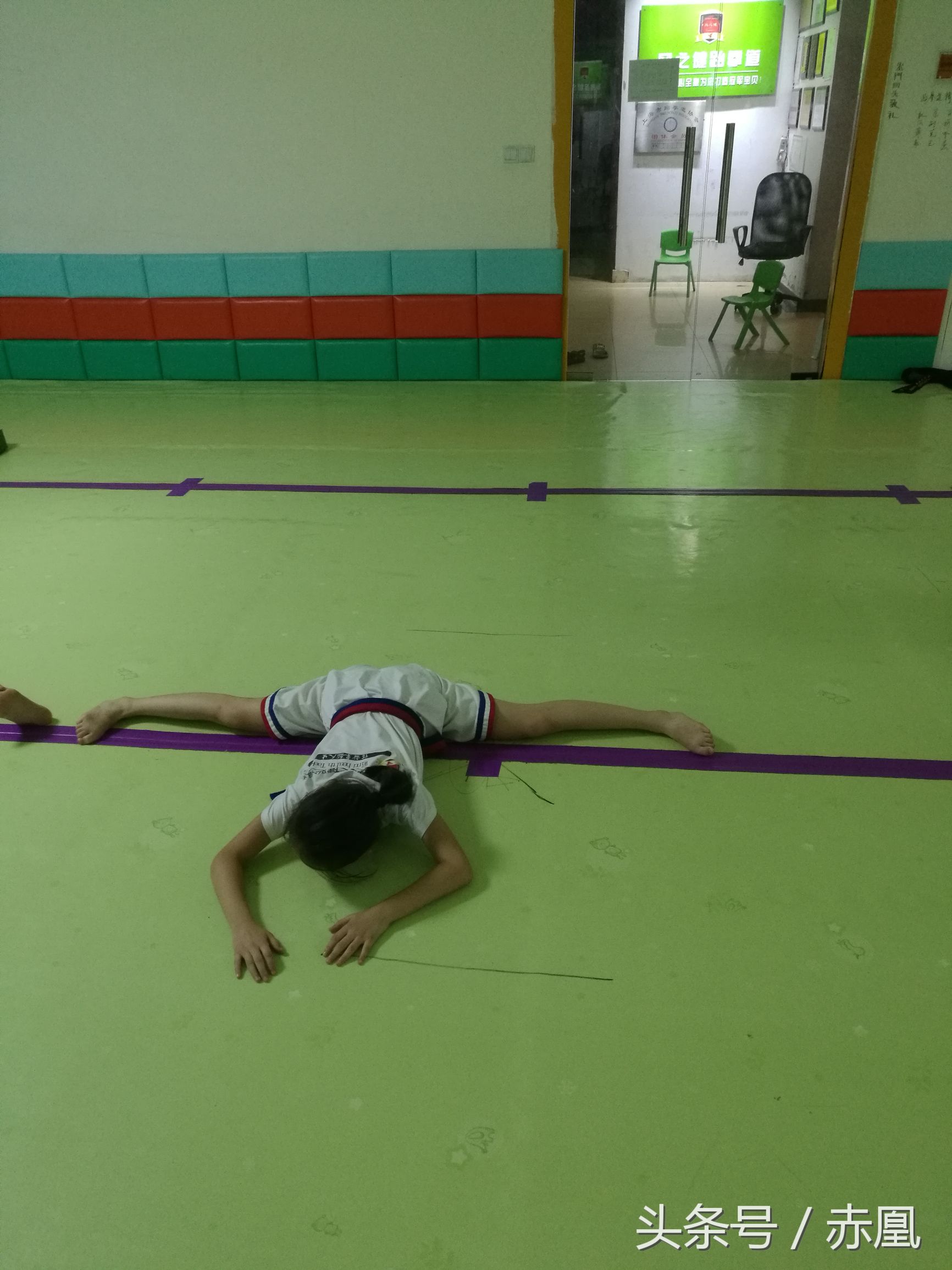 跆拳道横竖叉魔鬼训练,跆拳道教练教跆拳道学生的视频