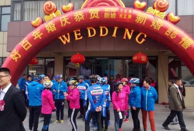 东阿小伙结婚,淮南小伙骑自行车接亲