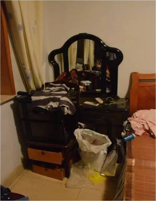 90后夫妻小卧室改造,95后小伙花12万改造200平破旧小屋