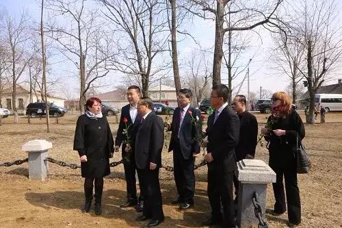 开着小车哼着小曲,开着车哼着歌结果一面包车掉头