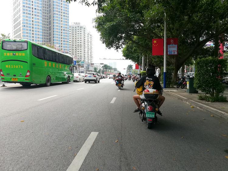 国庆最后一天的北海车站，火车站挤死人，汽车站空寥寥