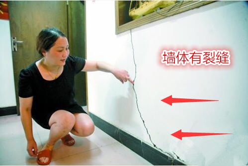 墙面贴壁纸但是墙面开裂怎么补救,贴了壁纸的墙出现裂缝是什么原因