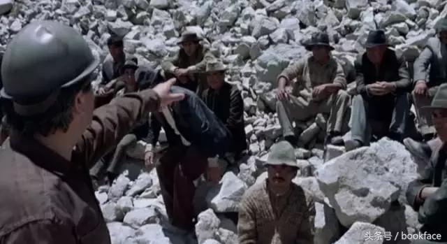 被印在衣服上次数最多的他,身中9枪而死,死后还被砍下双手