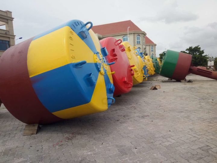 海上的航标是怎么固定的,海上航标生锈