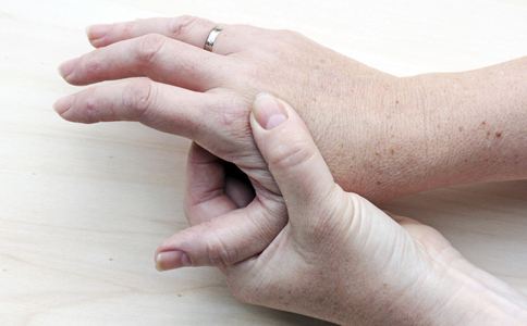 血糖高手脚有什么变化,身体出现4个迹象说明血糖失控