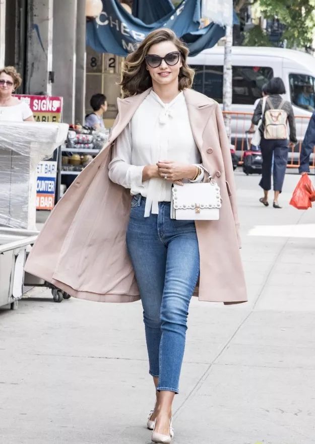 粉色大衣怎么搭配衣服好看,粉色大衣的里面怎样搭配好看