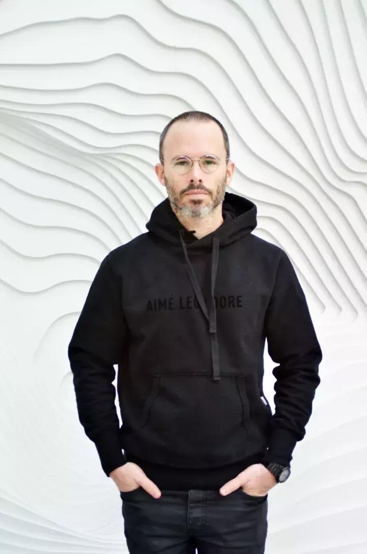 厉害了！这个把700双AJ挂起来当装饰的设计才叫牛！