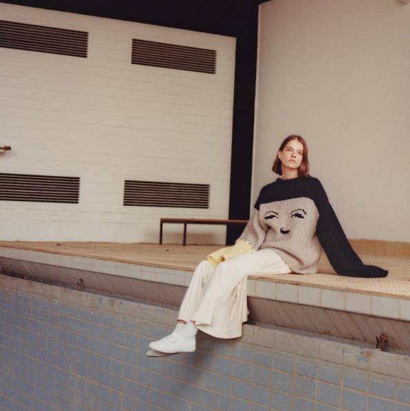 驼色条纹毛衫搭配,条纹长袖毛衣怎么穿