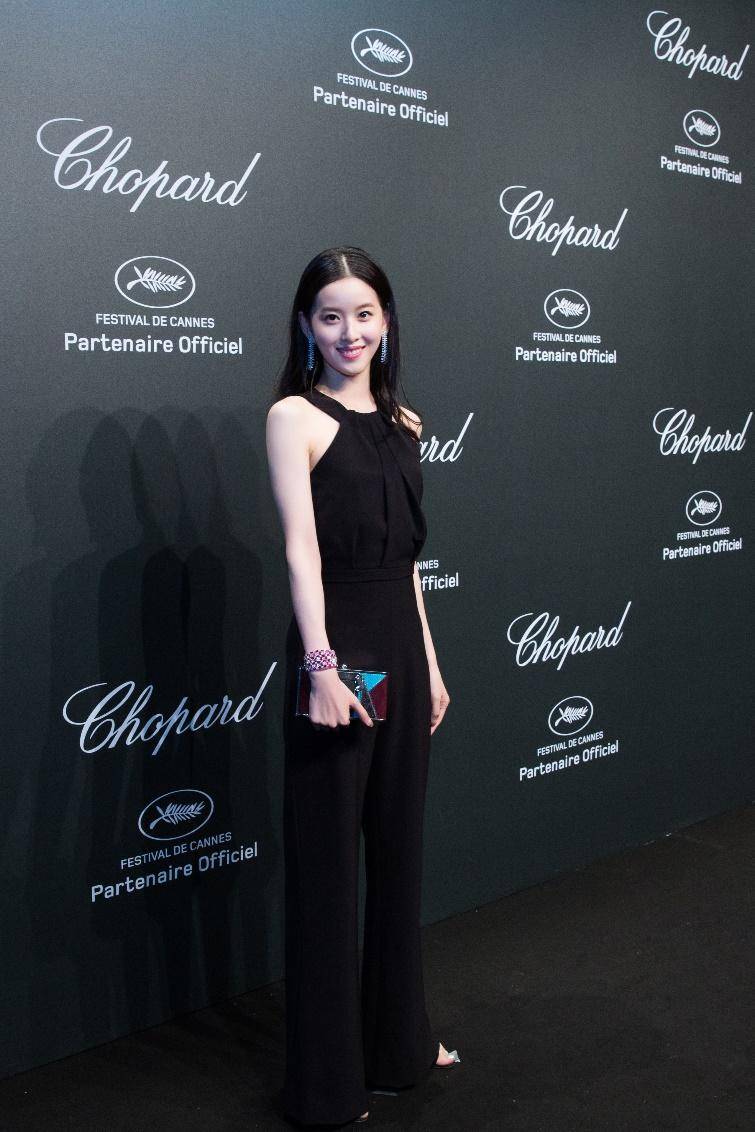 飞遍全球参加活动，举办私人晚宴，章泽天才是最拼命fashionicon