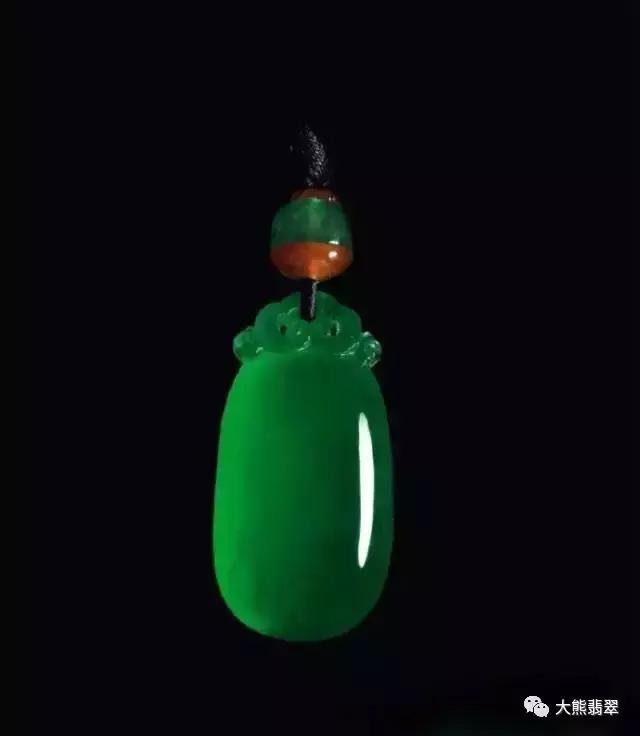 富商拿自己的翡翠来炫耀，朋友拿出了压箱底的宝贝，差点把他吓死