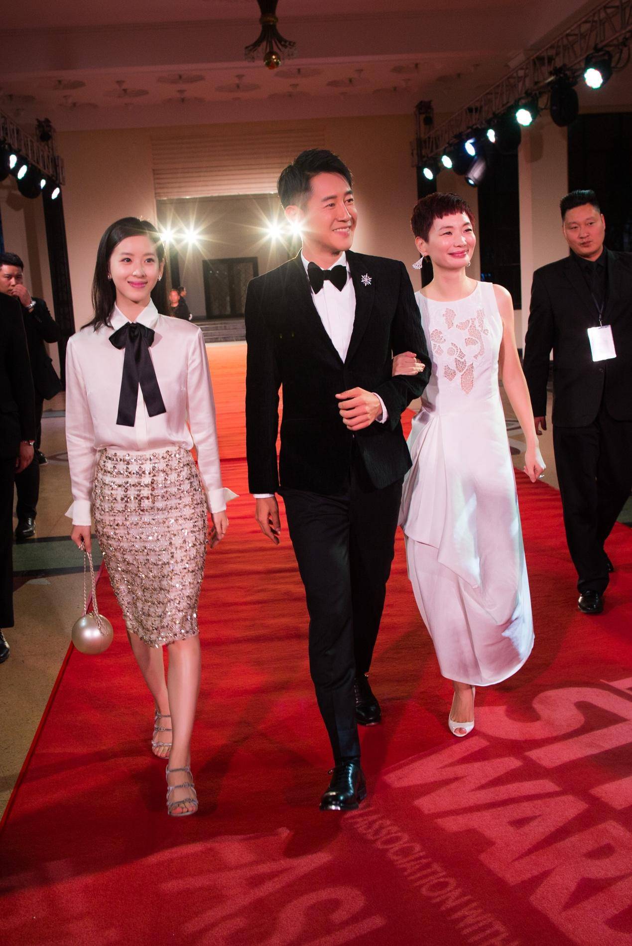 飞遍全球参加活动，举办私人晚宴，章泽天才是最拼命fashionicon