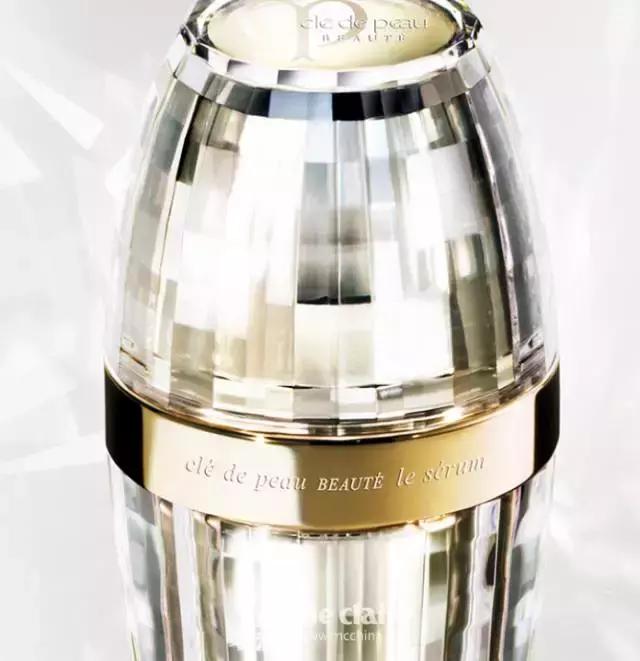 就用30块钱狂收当季爆款彩妆，“带货”女王们的梳妆台超魔性！