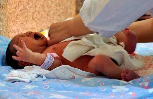 产房第一次见到宝宝的文案,产房孩子出来的心情