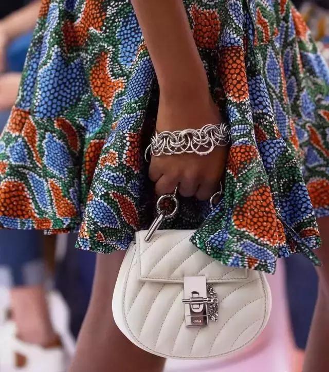 刘雯背的新款包是什么品牌,刘雯背过的一款蔻驰的包包