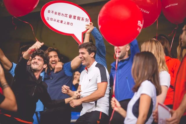 足球场走秀,比音勒芬时装发布会