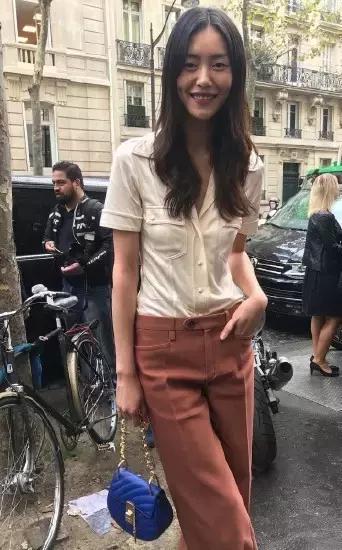 刘雯背的新款包是什么品牌,刘雯背过的一款蔻驰的包包