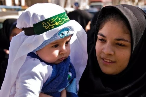 法国火车站台接吻，在伊朗议论婴儿的眼睛，旅行禁忌你可能都会犯