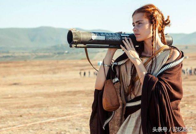 学校组织学生第二天穿父母工作服来上课,小明真太屌丝了