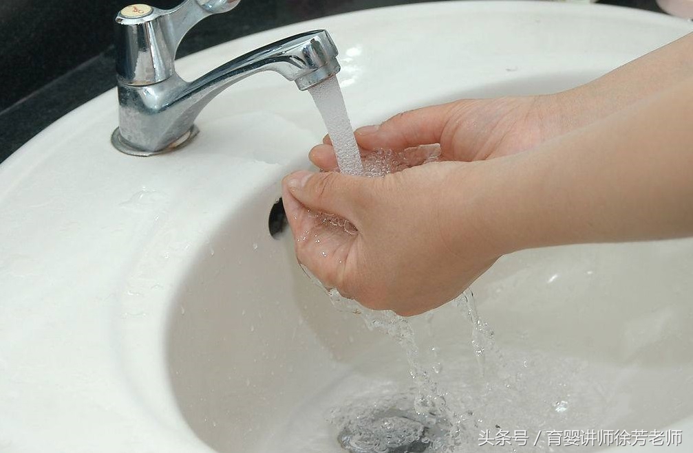 宝宝嘴巴上面白白的是怎么回事,宝宝嘴巴里面白白的是怎么回事