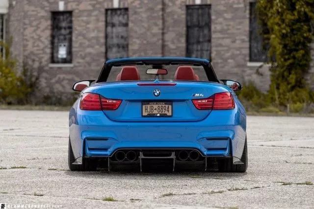改装的宝马m4直接趴在地上了,普通的宝马m4可以开敞篷