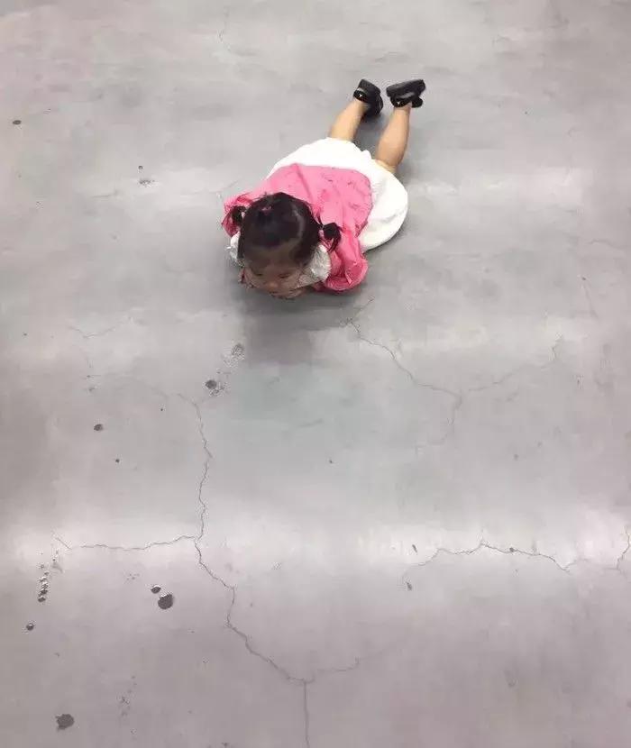 老板支持员工带小孩上班,员工带孩子上班老板帮忙带娃