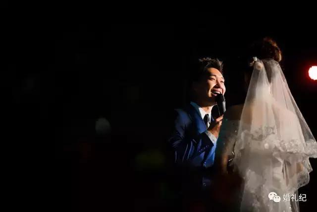 正经新娘扮奥特曼给新郎惊喜,新郎结婚现场化身奥特曼